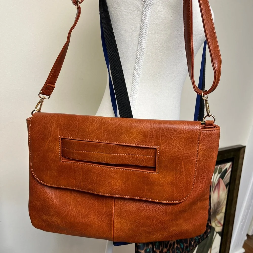 Clutch, NIP, unbranded, comes with matching detachable shoulder strap. 14x9” - Picture 2 of 3